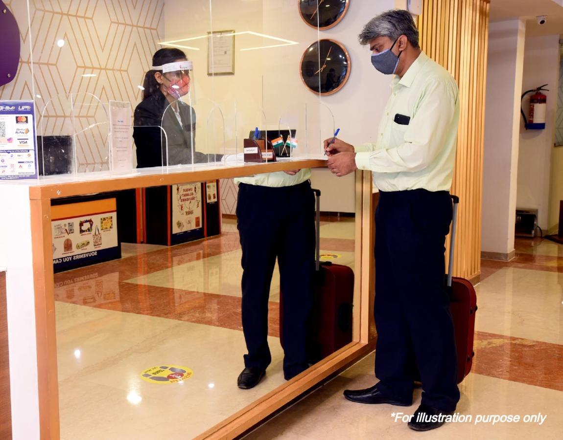 Oyo 69647 Yash Lodge จาบัลปูร์ ภายนอก รูปภาพ