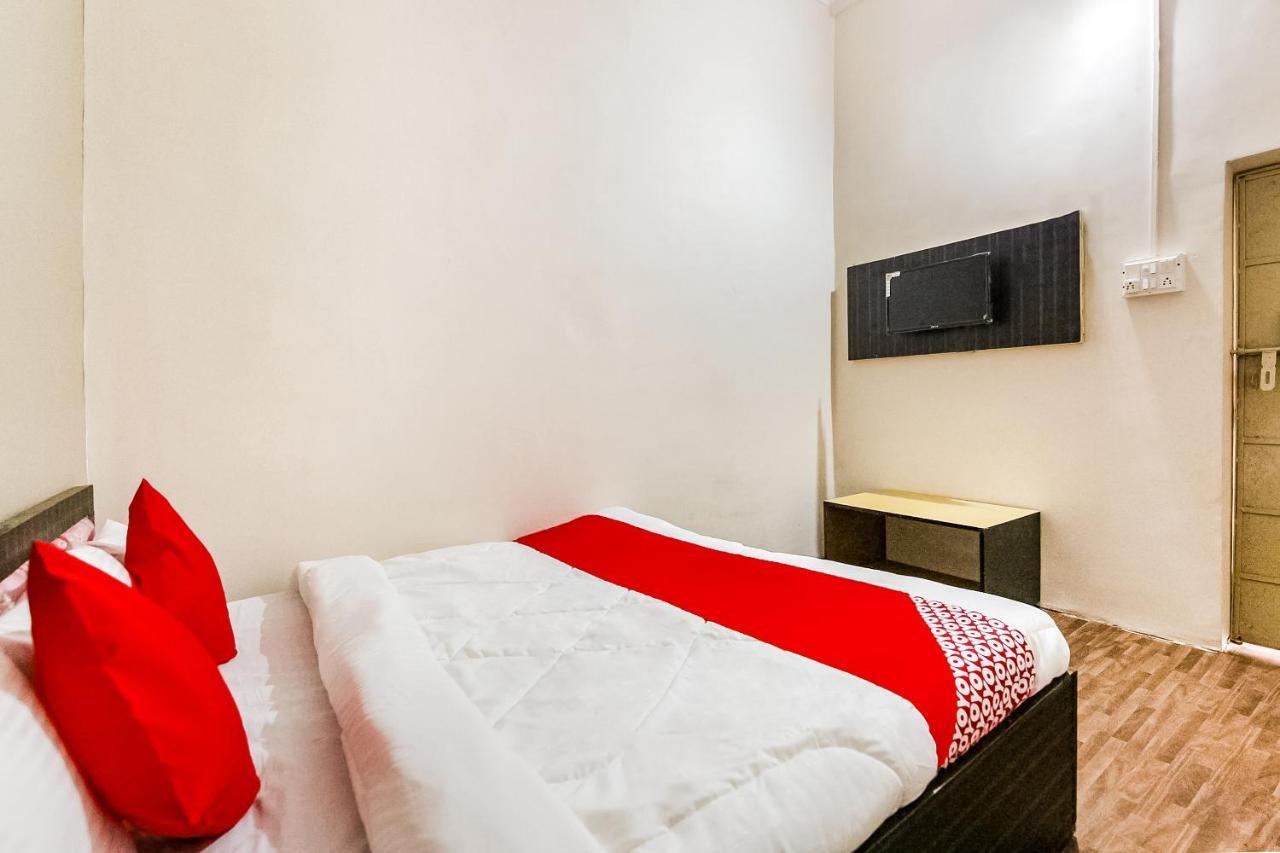 Oyo 69647 Yash Lodge จาบัลปูร์ ภายนอก รูปภาพ